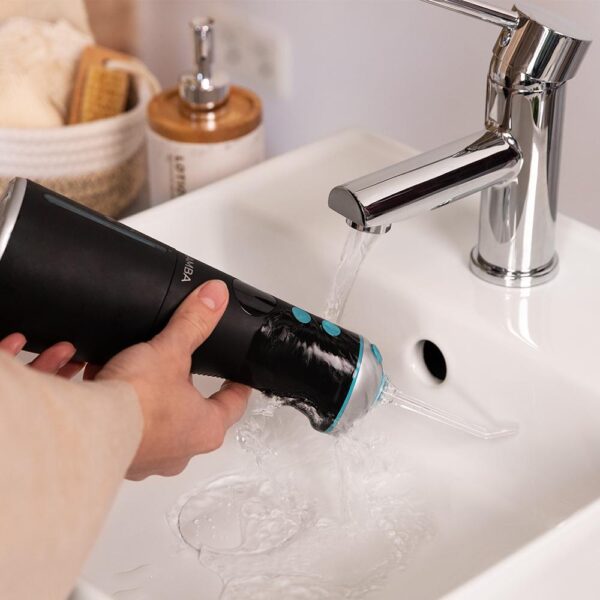 Imagen 7 Irrigador bucal portátil con 6 modos, 6 boquillas y pantalla LED. Cuenta con 8 niveles de presión, capacidad de 280 ml, resistencia IPX7 y carga por USB.