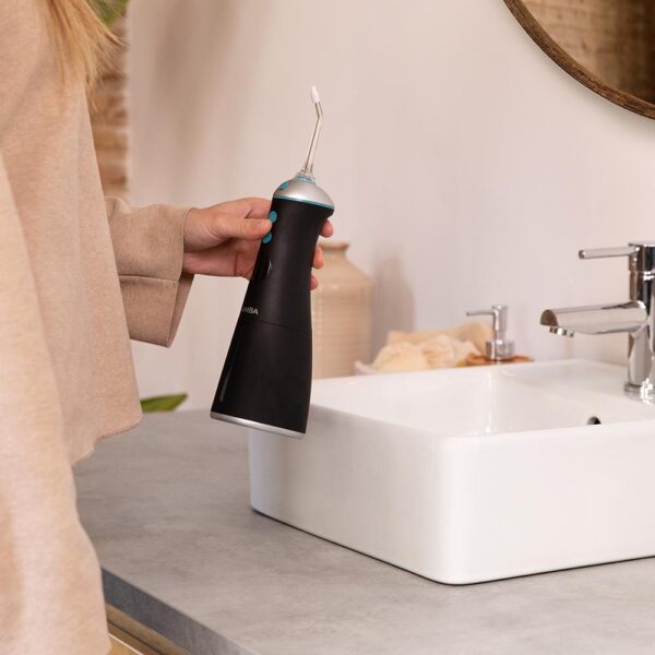 Imagen 8 Irrigador bucal portátil con 6 modos, 6 boquillas y pantalla LED. Cuenta con 8 niveles de presión, capacidad de 280 ml, resistencia IPX7 y carga por USB.