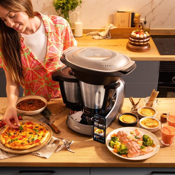 Imagen 4 Robot de cocina WiFi con 37 funciones y App. Incluye jarra Habana antiadherente, báscula integrada y sistema OneClick para cambio fácil de accesorios.