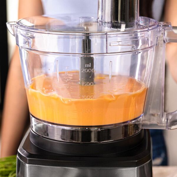 Imagen 7 Procesador de alimentos de 2000 W con cuerpo de acero inoxidable y bowl de 3,5 L. Incluye discos de corte, cuchillas para picar y amasar, y exprimidor.