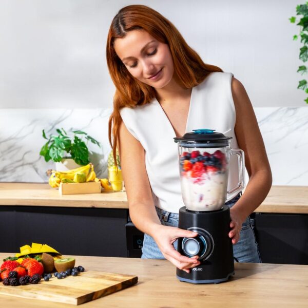Imagen 4 Batidora de vaso Cecotec de 2000 W con 6 cuchillas de titanio negro, función pica hielo y vaso sport. Potencia máxima y versatilidad para batidos y smoothies.