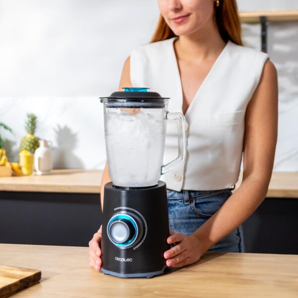 Imagen 7 Batidora de vaso Cecotec de 2000 W con 6 cuchillas de titanio negro, función pica hielo y vaso sport. Potencia máxima y versatilidad para batidos y smoothies.