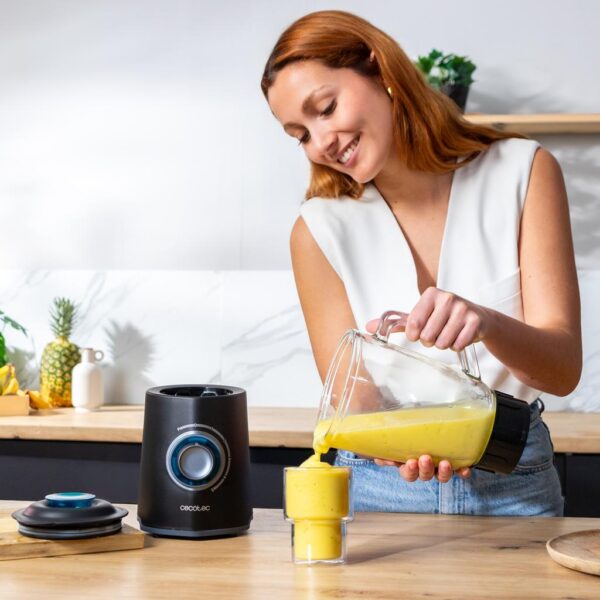 Imagen 8 Batidora de vaso Cecotec de 2000 W con 6 cuchillas de titanio negro, función pica hielo y vaso sport. Potencia máxima y versatilidad para batidos y smoothies.