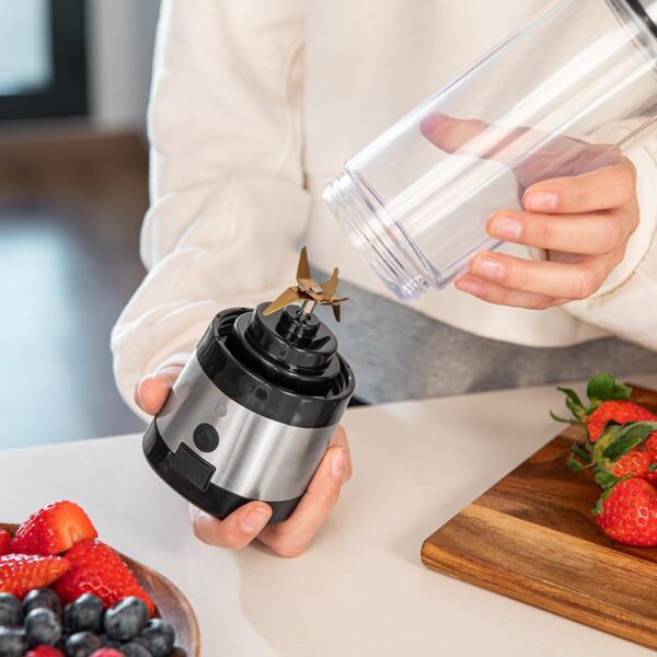 Imagen 5 Batidora de smoothies WanderlustMix USB de Cecotec con 126 W, 4 cuchillas de titanio negro y vaso portátil de 500 ml para preparar batidos en cualquier lugar.