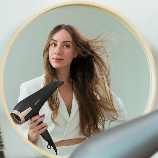 4398-Imagen-8 Imagen 8 Secador de pelo iónico de 2400W con motor AC profesional, gran caudal de aire y tecnología Real Ion para un cabello brillante, suave y sin encrespamiento.