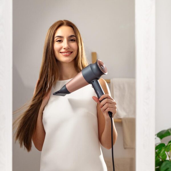 4410-Imagen-6 Imagen 6 Secador de pelo digital Bamba IoniCare RockStar Retro con 2000 W, motor de 110000 rpm y tecnología de iones para un cabello brillante y sin encrespamiento.