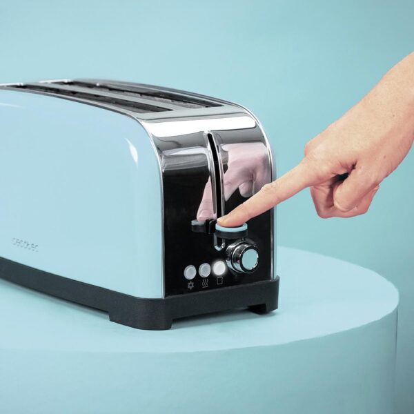 Imagen 6 Tostador vertical azul de ranura larga y 850 W. Incluye soporte para panecillos, bandeja recogemigas y 3 funciones preconfiguradas para un tostado uniforme.