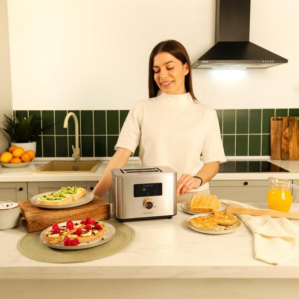 Imagen 4 Tostador de acero con pantalla táctil, 950 W y doble ranura corta. Incluye soporte para panecillos, bandeja recogemigas y 7 niveles de potencia ajustables.