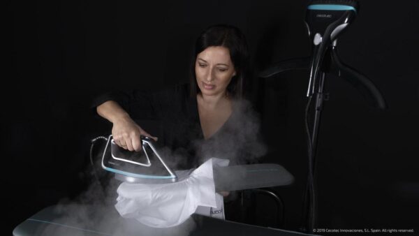 Imagen 5 Centro de planchado inteligente de 2200 W con 5 bares de presión, 5 programas para tejidos y funciones de succión e inflado para un acabado profesional.