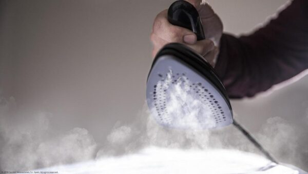 Imagen 3 Plancha de viaje GoForce 8000 Folding Titanium de 1200 W con golpe de vapor de 53 g/min y suela TitaniumSlide. Diseño plegable compacto ideal para viajes.