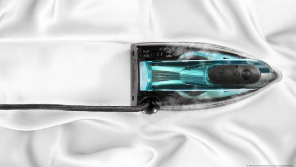 Imagen 4 Plancha de viaje GoForce 8000 Folding Titanium de 1200 W con golpe de vapor de 53 g/min y suela TitaniumSlide. Diseño plegable compacto ideal para viajes.