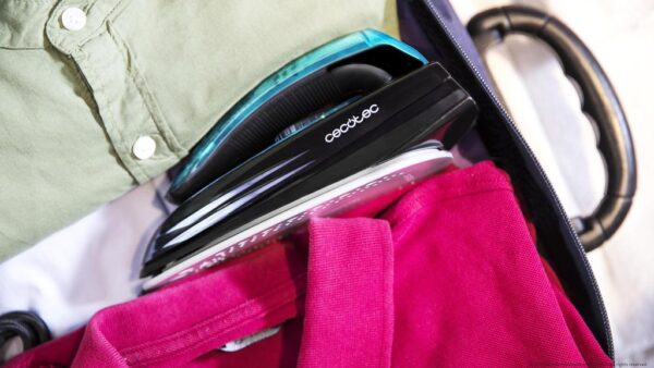 Imagen 5 Plancha de viaje GoForce 8000 Folding Titanium de 1200 W con golpe de vapor de 53 g/min y suela TitaniumSlide. Diseño plegable compacto ideal para viajes.