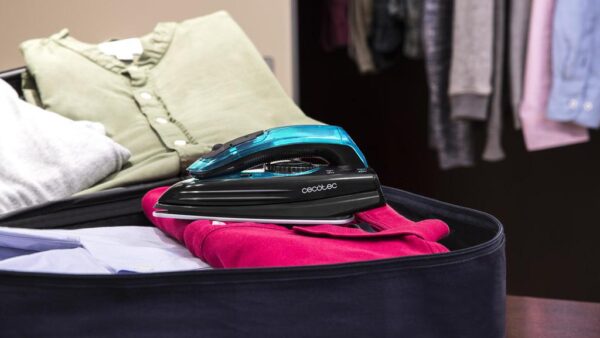 Imagen 6 Plancha de viaje GoForce 8000 Folding Titanium de 1200 W con golpe de vapor de 53 g/min y suela TitaniumSlide. Diseño plegable compacto ideal para viajes.