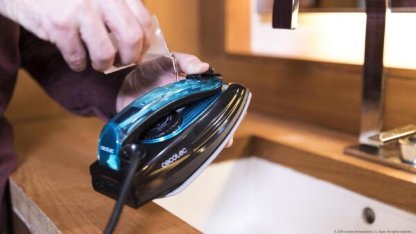 Imagen 7 Plancha de viaje GoForce 8000 Folding Titanium de 1200 W con golpe de vapor de 53 g/min y suela TitaniumSlide. Diseño plegable compacto ideal para viajes.