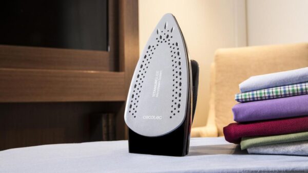 Imagen 8 Plancha de viaje GoForce 8000 Folding Titanium de 1200 W con golpe de vapor de 53 g/min y suela TitaniumSlide. Diseño plegable compacto ideal para viajes.