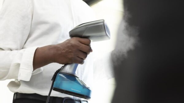 Imagen 5 Plancha vertical Fast&Furious 4040 Absolute de 1700 W y 35 g/min de vapor continuo. Calentamiento en 20 segundos y cable de 2 metros para un planchado rápido.