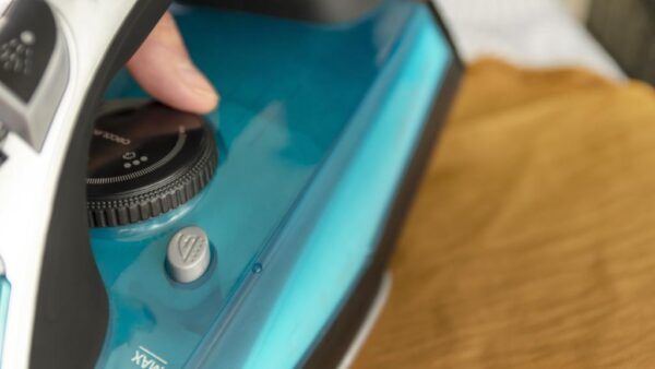 Imagen 5 Plancha de vapor Cecotec Fast&Furious 5010 Vital de 2600 W, suela Turbo Slide de aluminio, vapor de 55 g/min y golpe de 200 g/min para un planchado eficiente.