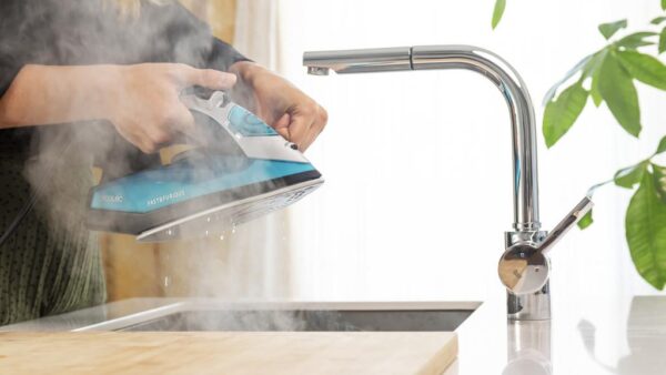 Imagen 6 Plancha de vapor Cecotec Fast&Furious 5010 Vital de 2600 W, suela Turbo Slide de aluminio, vapor de 55 g/min y golpe de 200 g/min para un planchado eficiente.