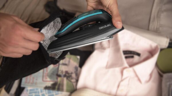 Imagen 7 Plancha de viaje Cecotec Fast&Furious 4000 Travel de 1200 W, vapor continuo de 20 g/min y golpe de vapor de 65 g/min. Compacta, bivoltaje y con bolsa incluida.