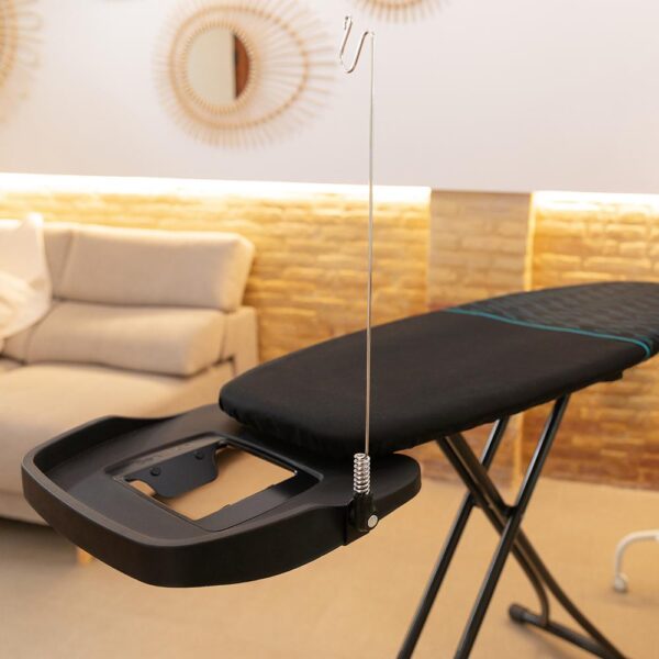 Imagen 3 Tabla de planchar Cecotec Strongboard 400 Borneo con superficie extragrande, funda 100% algodón y soporte para centros de planchado. Estabilidad y confort.