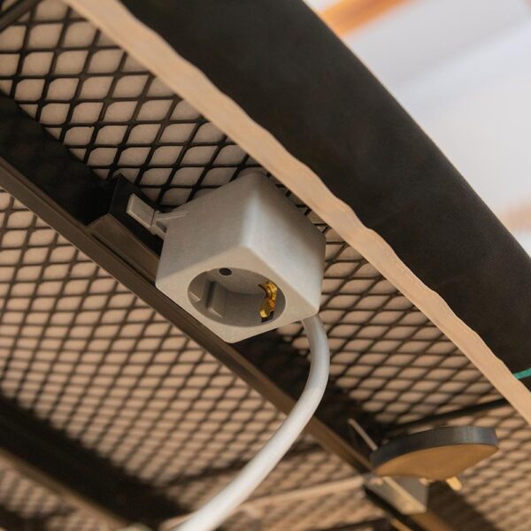 Imagen 6 Tabla de planchar Cecotec Strongboard 400 Borneo con superficie extragrande, funda 100% algodón y soporte para centros de planchado. Estabilidad y confort.