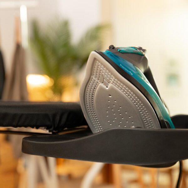 Imagen 7 Tabla de planchar Cecotec Strongboard 400 Borneo con superficie extragrande, funda 100% algodón y soporte para centros de planchado. Estabilidad y confort.