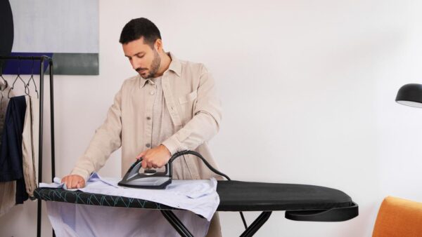 Imagen 2 Centro de planchado Cecotec Fast&Furious 9050 X-Treme de 2600 W, 8 bares y 550 g/min de golpe de vapor. Resultados profesionales con suela cerámica Turbo Slide.