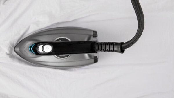 Imagen 3 Centro de planchado Cecotec Fast&Furious 9050 X-Treme de 2600 W, 8 bares y 550 g/min de golpe de vapor. Resultados profesionales con suela cerámica Turbo Slide.