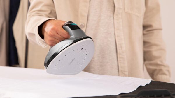 Imagen 6 Centro de planchado Cecotec Fast&Furious 9050 X-Treme de 2600 W, 8 bares y 550 g/min de golpe de vapor. Resultados profesionales con suela cerámica Turbo Slide.