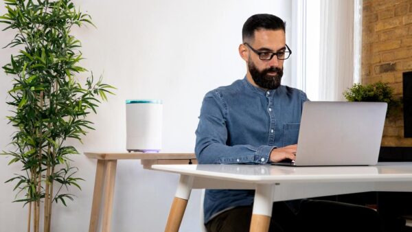 Imagen 3 Mejora el ambiente con el Humidificador BreezeCare 3000 de Cecotec. Depósito de 5,5L, 330 ml/h de vapor, filtro cerámico y autonomía de hasta 24 horas continuas.