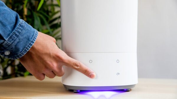 Imagen 4 Mejora el ambiente con el Humidificador BreezeCare 3000 de Cecotec. Depósito de 5,5L, 330 ml/h de vapor, filtro cerámico y autonomía de hasta 24 horas continuas.