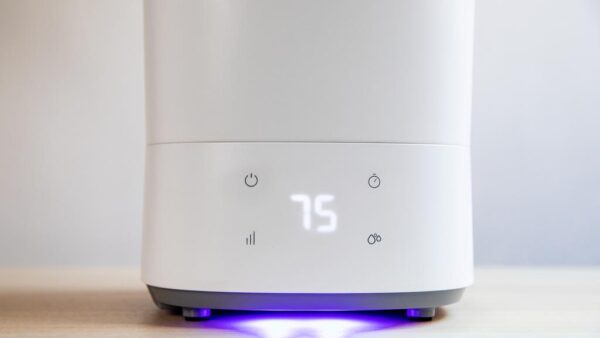 Imagen 5 Mejora el ambiente con el Humidificador BreezeCare 3000 de Cecotec. Depósito de 5,5L, 330 ml/h de vapor, filtro cerámico y autonomía de hasta 24 horas continuas.