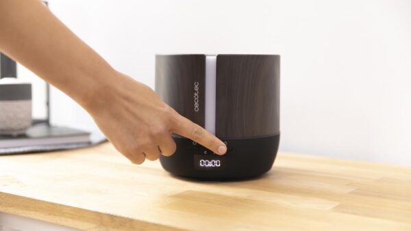 Imagen 5 Difusor de aromas PureAroma 550 Connected Black Woody de 500 ml con Bluetooth, altavoz y control por App. Humidifica estancias de 30 m² con estilo y tecnología.