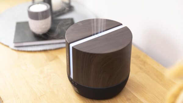 Imagen 6 Difusor de aromas PureAroma 550 Connected Black Woody de 500 ml con Bluetooth, altavoz y control por App. Humidifica estancias de 30 m² con estilo y tecnología.