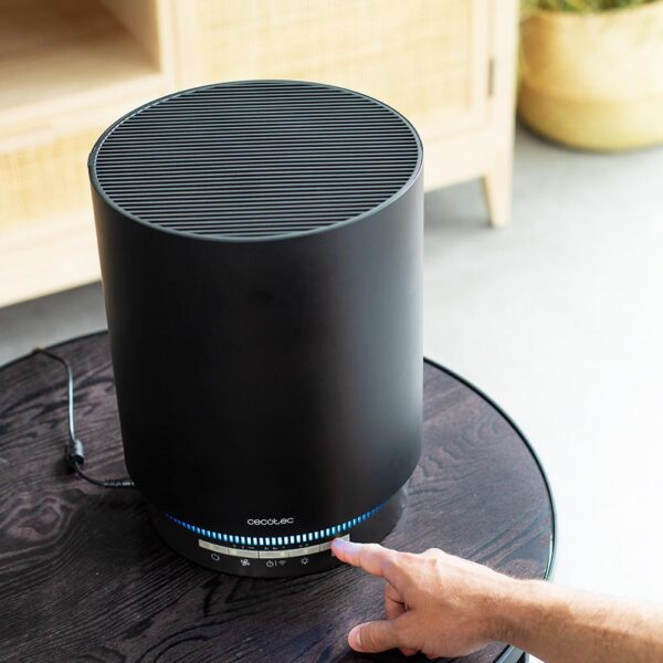 Imagen 3 Purificador de aire Cecotec con 130 CADR, 4 etapas de filtrado y control Wi-Fi. Elimina partículas nocivas en estancias de hasta 40 m³ con eficiencia y bajo consumo.