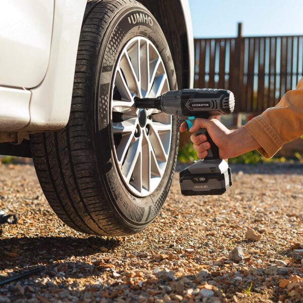 Imagen 4 Llave de impacto CecoRaptor Perfect Impact 4020 Ultra con 400 Nm de torque, batería 20V 4000mAh y 2300 rpm. Ideal para trabajos de alta potencia y precisión.