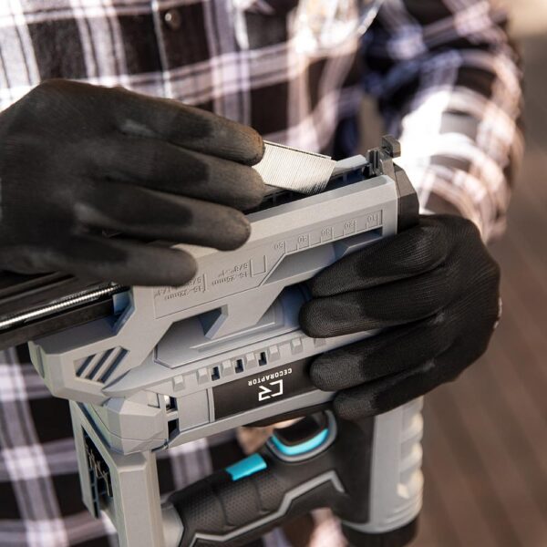 70014-Imagen-5 Imagen 5 Grapadora de batería 20 V y 2000 mAh con 30 disparos por minuto. Herramienta 2 en 1 ideal para bricolaje y tapicería con máxima precisión y autonomía.