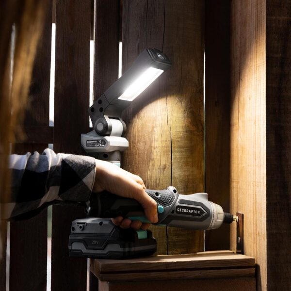 Imagen 2 Luz de trabajo inalámbrica CecoRaptor Perfect WorkLight 2020 Advance de 20V y 2000 mAh. Doble foco LED de 300lm y 250lm para proyectos profesionales.