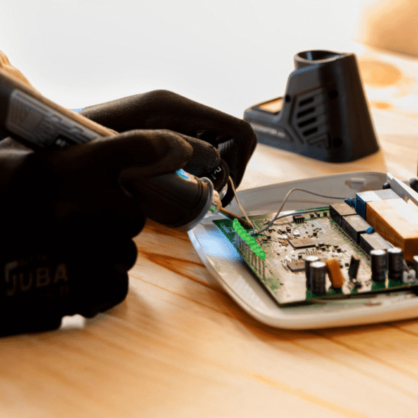 70022-Imagen-8 Imagen 8 Soldador inalámbrico CecoRaptor Perfect Solder 360 Advance de 4 V y 8 W. Alcanza 450 ºC en solo 20 segundos. Ideal para electrónica y reparaciones precisas.