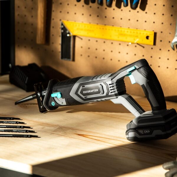 Imagen 4 Sierra de sable inalámbrica CecoRaptor Perfect Quick&Cut 2020 Advance. Batería 20V, 3000 spm y capacidad de corte de 100 mm en madera para proyectos exigentes.