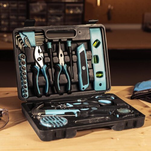 Imagen 2 Caja de herramientas CecoRaptor 4200 ToolBox de Cecotec con más de 30 piezas esenciales como martillo, alicates y destornilladores en un maletín compacto.