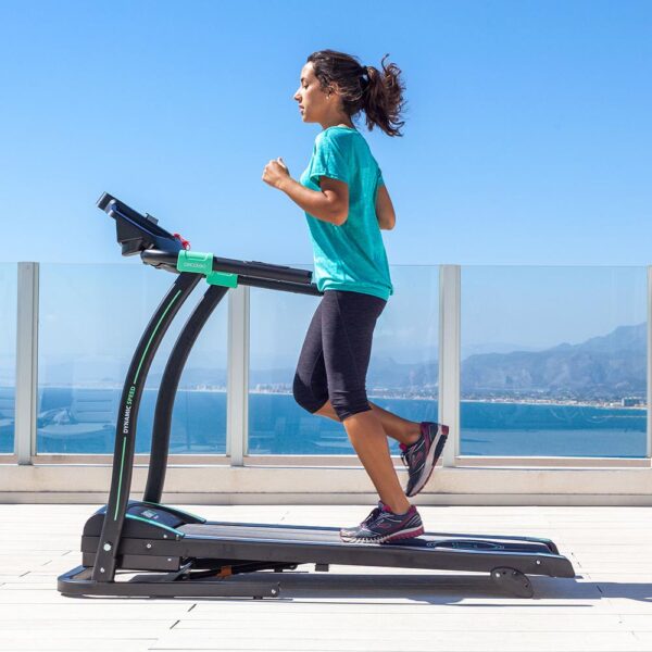 Imagen 7 Cinta de correr eléctrica plegable RunnerFit Sprint con pulsómetro, pantalla LED y 12 programas. Alcanza 14 km/h y soporta hasta 120 kg para entreno seguro.