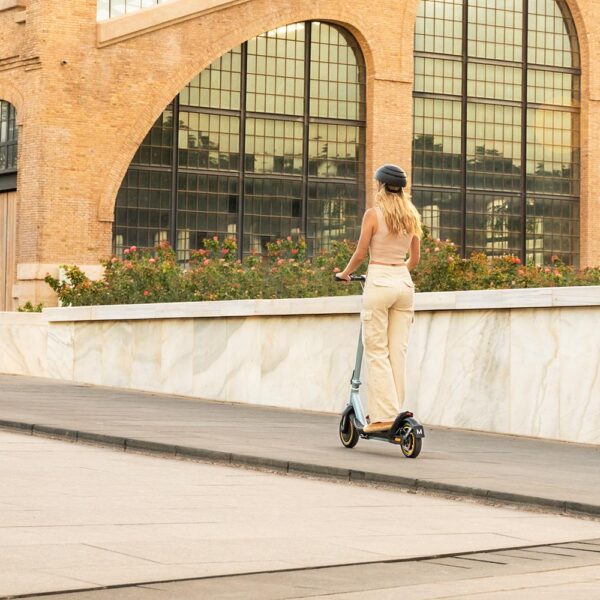 Imagen 5 Patinete eléctrico Cecotec Bongo Serie M20 con 500 W de potencia máxima, 20 km de autonomía y certificado DGT. Cumple con la normativa española de circulación.