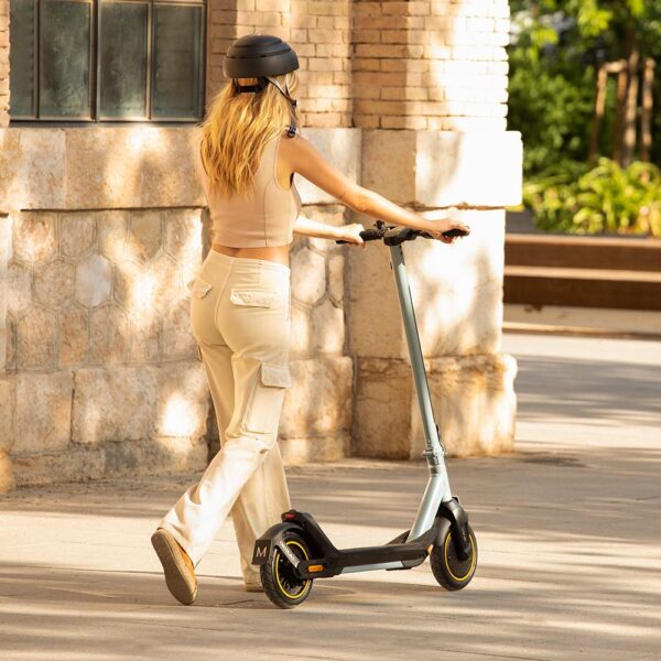 Imagen 8 Patinete eléctrico Cecotec Bongo Serie M20 con 500 W de potencia máxima, 20 km de autonomía y certificado DGT. Cumple con la normativa española de circulación.