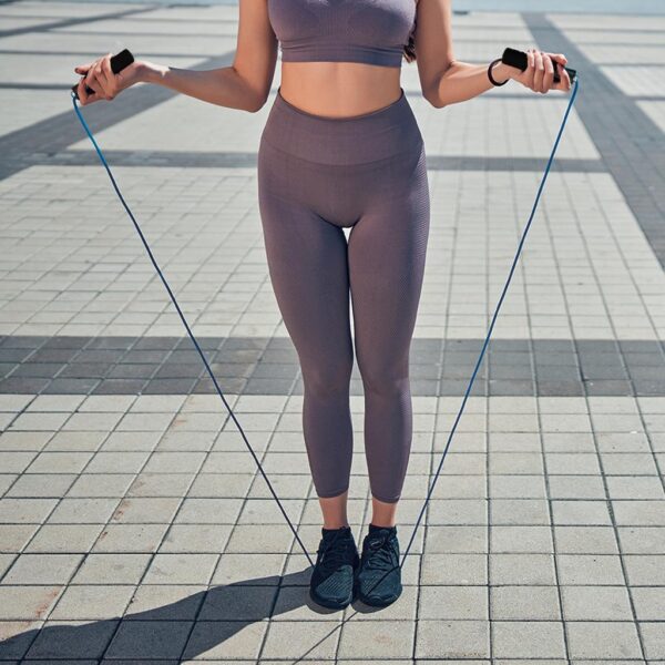 7129-Imagen-5 Imagen 5 Cuerda para saltar Cecotec DrumFit Jump Rope de PVC. Cuenta con agarres ergonómicos antideslizantes y sistema Smooth Bearing para un movimiento fluido.