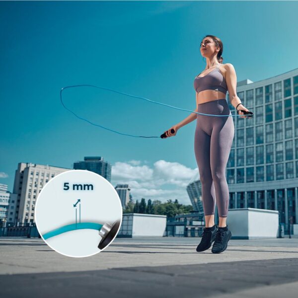 7129-Imagen-6 Imagen 6 Cuerda para saltar Cecotec DrumFit Jump Rope de PVC. Cuenta con agarres ergonómicos antideslizantes y sistema Smooth Bearing para un movimiento fluido.