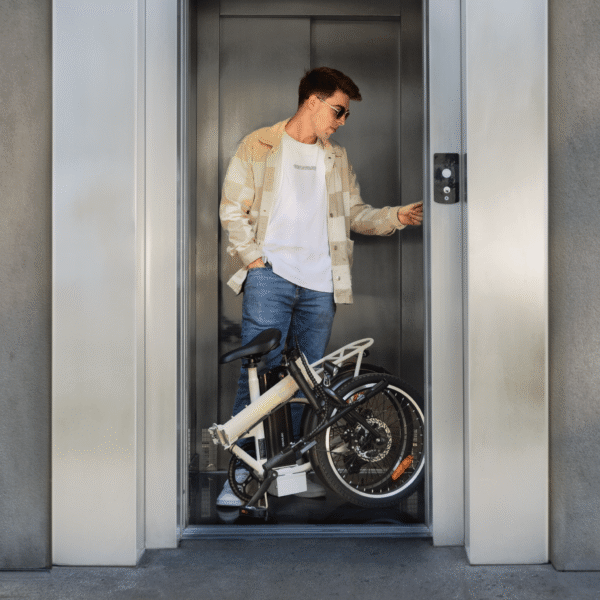 Imagen 5 Bicicleta eléctrica plegable Cecotec con ruedas de 16", autonomía de 35 km y doble disco de freno. Movilidad urbana eficiente, ligera y fácil de transportar.