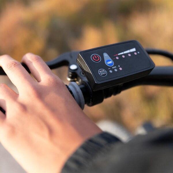 Imagen 8 Bicicleta eléctrica de montaña Cecotec e-Xplore con 55 km de autonomía, ruedas de 27,5", cambio Shimano de 21 velocidades y frenos de disco de alta precisión.