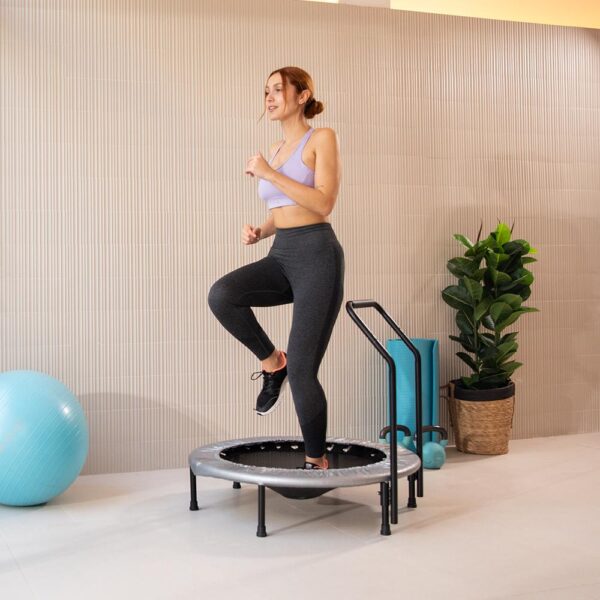 7194-Imagen-6 Imagen 6 Trampolín de fitness DrumFit Jump 920 de Cecotec con 92 cm de diámetro y base de 6 patas. Soporta hasta 100 kg, ideal para entrenamientos cardiovasculares.