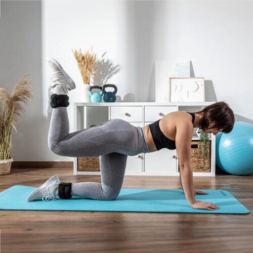 Imagen 2 Set de 2 pesas DrumFit AnkelBell 1000 Neo de Cecotec para tobillos y muñecas. Cada pesa de 1 kg está rellena de arena e incluye ajuste seguro con velcro.